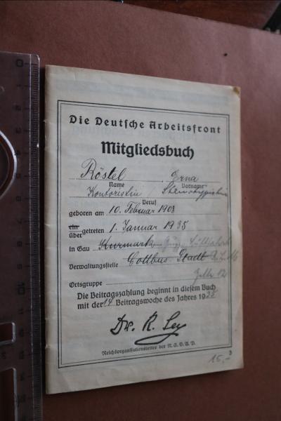 Mitgliedsbuch der Deutschen Arbeitsfront DAF einer Frau aus Cottbus - defekt